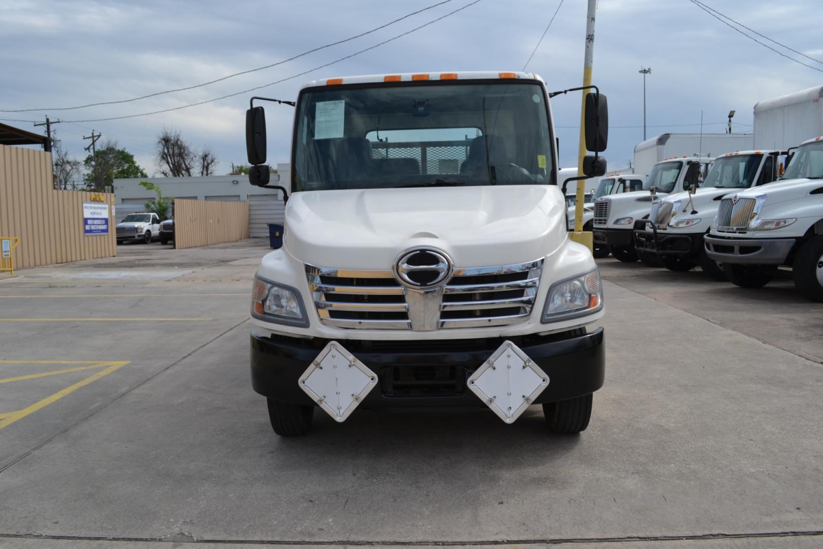 2007 WHITE /BLACK HINO 165 with an J05D-TA 5.1L 175HP engine, ALLISON 6SPD AUTOMATIC transmission, located at 9172 North Fwy, Houston, TX, 77037, (713) 910-6868, 29.887470, -95.411903 - Photo#1